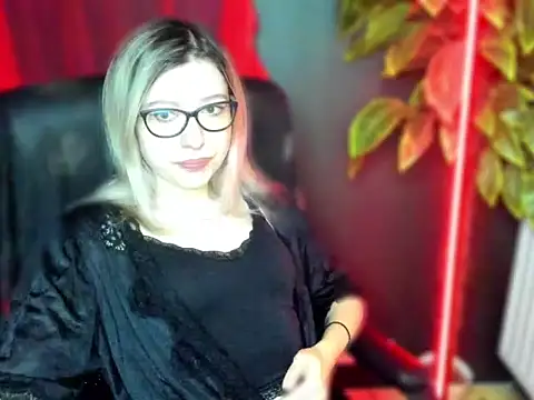 Snapshot of loveHeidi chatting on March 3, 2026, 5:35 am loveHeidi online show from March 3, 2026, 5:35 am