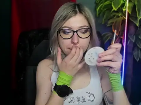 Snapshot of loveHeidi chatting on March 19, 2026, 5:22 am loveHeidi online show from March 19, 2026, 5:22 am