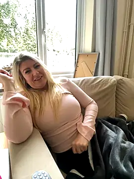 Snapshot of DesireDaisy chatting on September 27, 2025, 11:04 am DesireDaisy online show from September 27, 2025, 11:04 am