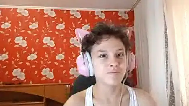 LaurynHerzfeld online show from September 9, 2025, 11:54 am