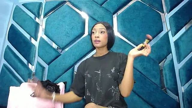 Snapshot of Lea_Sweetly chatting on October 18, 2025, 1:01 pm Lea Sweetly online show from October 18, 2025, 1:01 pm