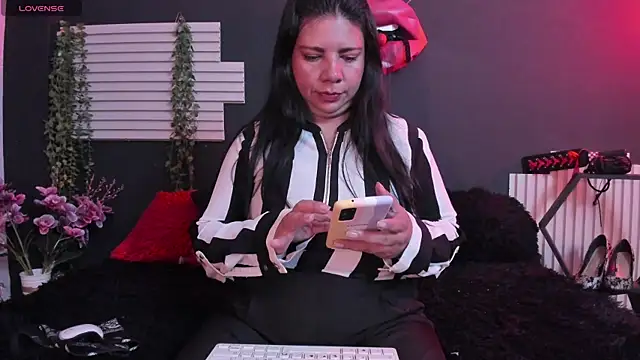 kinky momm online show from July 9, 2026, 2:54 pm