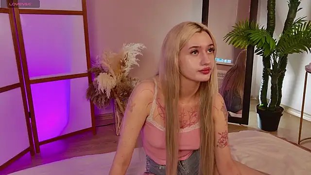 Snapshot of MelanyKink chatting on September 21, 2025, 12:29 pm MelanyKink online show from September 21, 2025, 12:29 pm