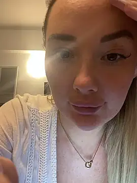 Hannahy1988x online show from September 9, 2025, 1:21 pm