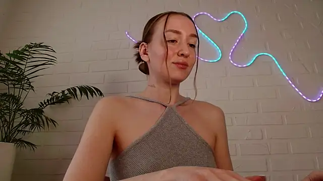 WhitePrincessLuna online show from May 10, 2026, 1:05 pm