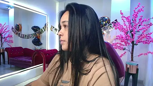 Snapshot of Black_roseee chatting on October 28, 2025, 3:43 am Black roseee online show from October 28, 2025, 3:43 am