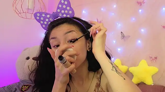 april bennett online show from December 22, 2025, 12:57 pm