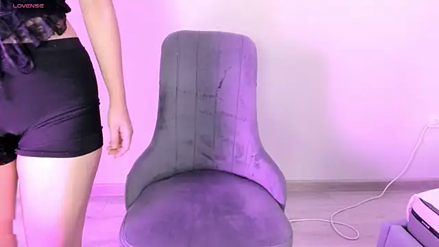 yanyaan online show from October 3, 2025, 3:47 am