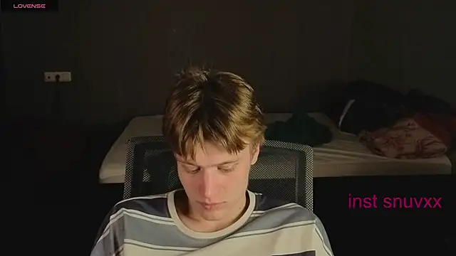 Snapshot of LouieEvans chatting on October 10, 2025, 4:00 am LouieEvans online show from October 10, 2025, 4:00 am