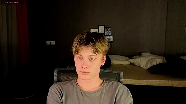 Snapshot of LouieEvans chatting on October 12, 2025, 8:08 pm LouieEvans online show from October 12, 2025, 8:08 pm