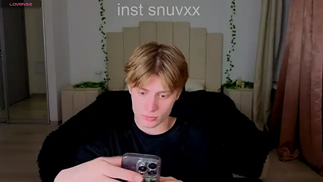 Snapshot of LouieEvans chatting on October 29, 2025, 9:27 pm LouieEvans online show from October 29, 2025, 9:27 pm