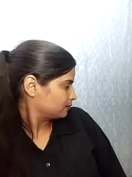 Hot-Pooja25 online show from February 3, 2026, 8:52 am