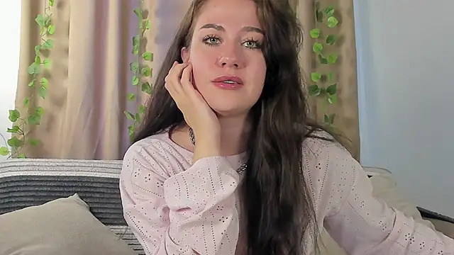 Snapshot of MiaKhallirae chatting on October 6, 2025, 5:16 am MiaKhallirae online show from October 6, 2025, 5:16 am