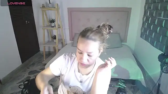 Dulce  Lovee online show from November 22, 2025, 10:20 pm