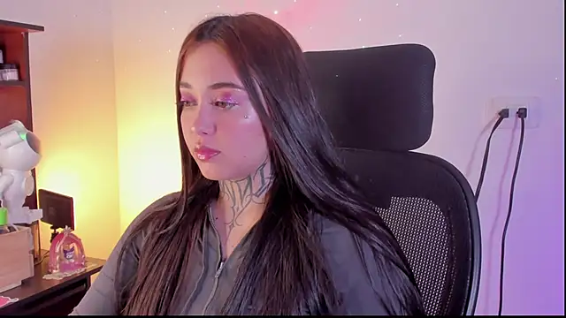 Snapshot of SofiaBermudez chatting on October 18, 2025, 1:30 am SofiaBermudez online show from October 18, 2025, 1:30 am