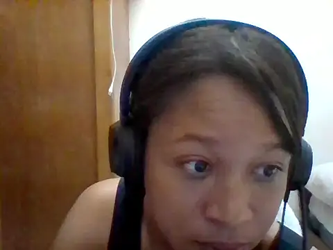 Snapshot of Laritsa22 chatting on September 10, 2025, 4:01 am Laritsa22 online show from September 10, 2025, 4:01 am