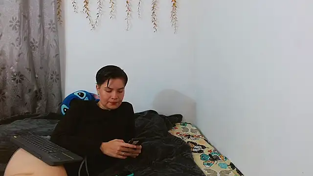 Snapshot of AmbarAndValery chatting on October 12, 2025, 4:33 am AmbarAndValery online show from October 12, 2025, 4:33 am