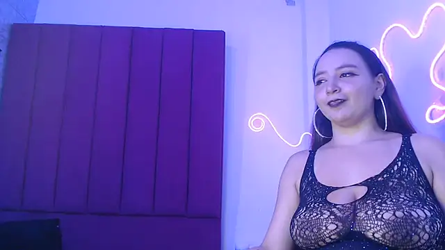 Mia2xsmith online show from June 18, 2026, 8:47 am