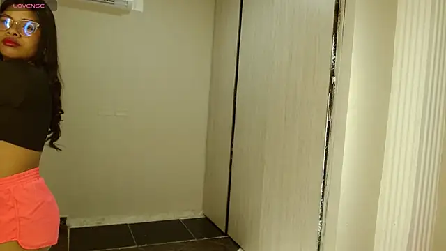 sienna valexx online show from October 8, 2025, 12:36 pm