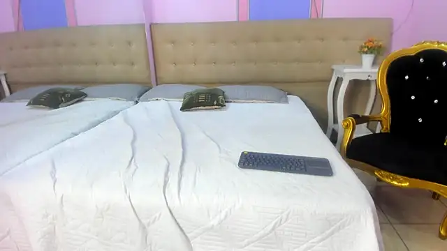 Snapshot of Aisha_Noir chatting on September 19, 2025, 12:06 pm Aisha Noir online show from September 19, 2025, 12:06 pm