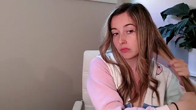 Snapshot of SuggestiveBehavior chatting on September 23, 2025, 2:42 pm SuggestiveBehavior online show from September 23, 2025, 2:42 pm