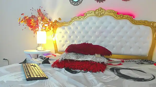 Snapshot of KeyGales chatting on October 4, 2025, 7:34 pm KeyGales online show from October 4, 2025, 7:34 pm