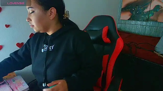 Snapshot of susan_mooree chatting on March 10, 2026, 8:36 pm susan mooree online show from March 10, 2026, 8:36 pm