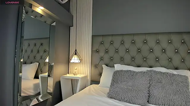 LunaBloomn online show from November 19, 2025, 5:02 pm