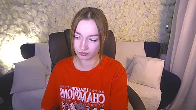 FoxyMayy online show from June 14, 2026, 7:49 pm