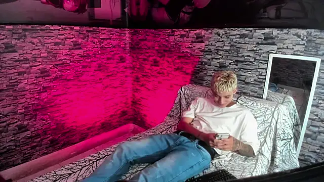 Snapshot of weesley_boy chatting on September 17, 2025, 11:39 pm weesley boy online show from September 17, 2025, 11:39 pm