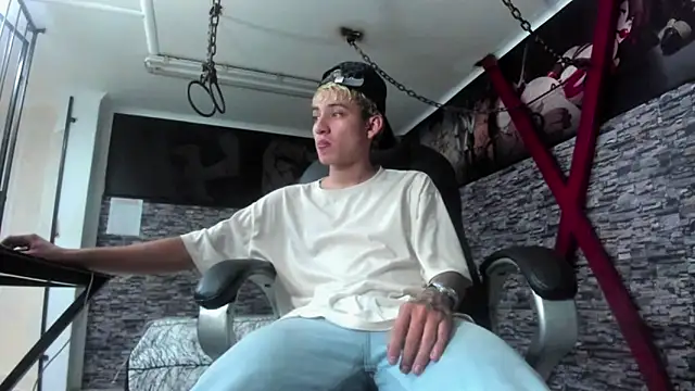 Snapshot of weesley_boy chatting on October 6, 2025, 11:35 pm weesley boy online show from October 6, 2025, 11:35 pm