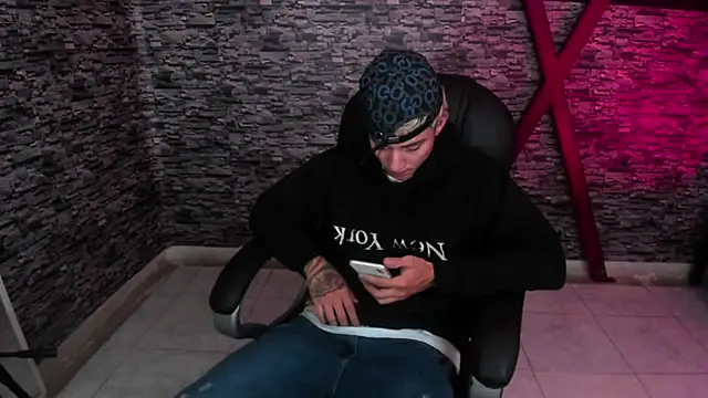 Snapshot of weesley_boy chatting on October 7, 2025, 11:24 pm weesley boy online show from October 7, 2025, 11:24 pm