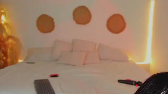 AliisonWells online show from November 24, 2025, 9:25 pm