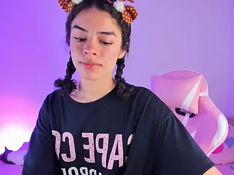 maddy parker   online show from November 12, 2025, 9:03 pm