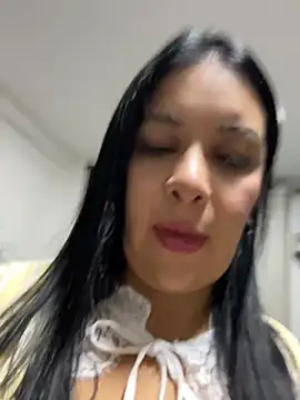 Snapshot of IrisDuvall chatting on June 19, 2026, 1:10 am IrisDuvall online show from June 19, 2026, 1:10 am