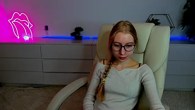 Alina Blonde online show from September 25, 2025, 5:44 am