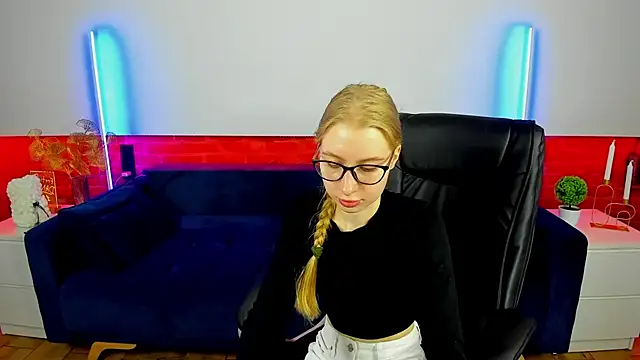 Alina Blonde online show from September 30, 2025, 5:34 am