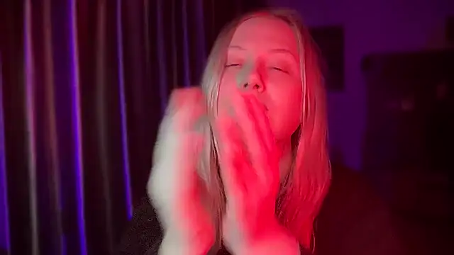 BikiHellena online show from February 4, 2026, 7:31 pm