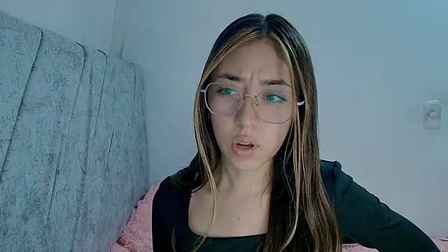 kimmy vegga2 online show from November 3, 2025, 4:25 am