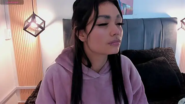 Evaa rosee  online show from September 29, 2025, 11:48 am