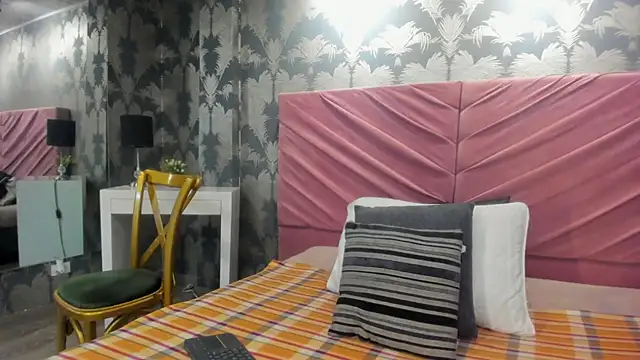 Snapshot of VictoriaQueen_Fg chatting on October 21, 2025, 1:23 pm VictoriaQueen Fg online show from October 21, 2025, 1:23 pm