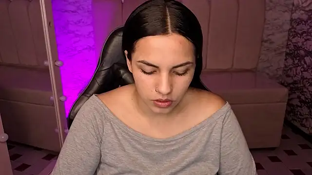 Snapshot of Mialover_v chatting on October 6, 2025, 8:06 pm Mialover v online show from October 6, 2025, 8:06 pm