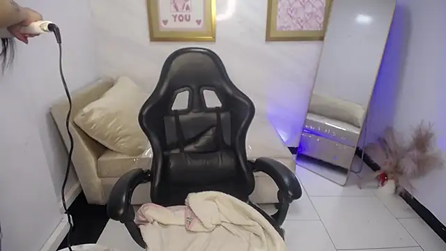 Snapshot of Mialover_v chatting on November 7, 2025, 8:09 pm Mialover v online show from November 7, 2025, 8:09 pm