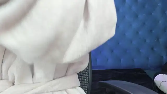 Snapshot of MadyMeribeth chatting on October 14, 2025, 10:10 pm MadyMeribeth online show from October 14, 2025, 10:10 pm