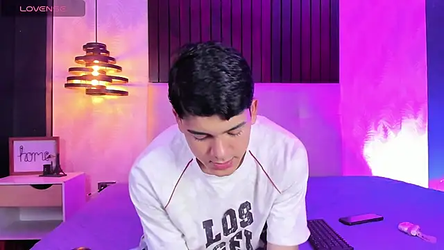 Snapshot of SandroVeyra chatting on October 6, 2025, 7:55 pm SandroVeyra online show from October 6, 2025, 7:55 pm