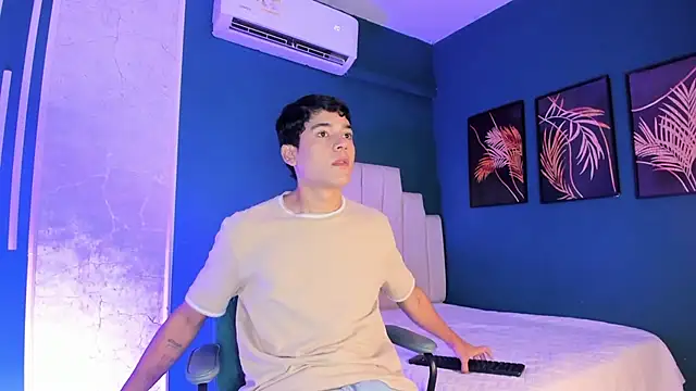 Snapshot of SandroVeyra chatting on October 21, 2025, 12:44 am SandroVeyra online show from October 21, 2025, 12:44 am