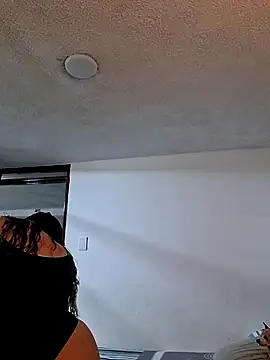 Snapshot of Aliciabloom chatting on October 12, 2025, 8:41 pm Aliciabloom online show from October 12, 2025, 8:41 pm