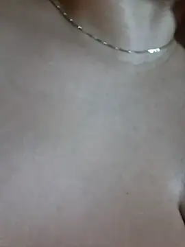 Snapshot of Aliciabloom chatting on October 19, 2025, 11:38 pm Aliciabloom online show from October 19, 2025, 11:38 pm