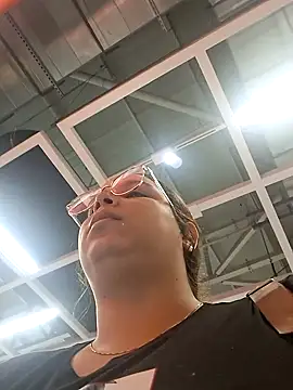 Snapshot of Aliciabloom chatting on October 28, 2025, 2:31 pm Aliciabloom online show from October 28, 2025, 2:31 pm