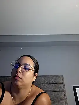 Snapshot of Aliciabloom chatting on November 4, 2025, 12:15 pm Aliciabloom online show from November 4, 2025, 12:15 pm